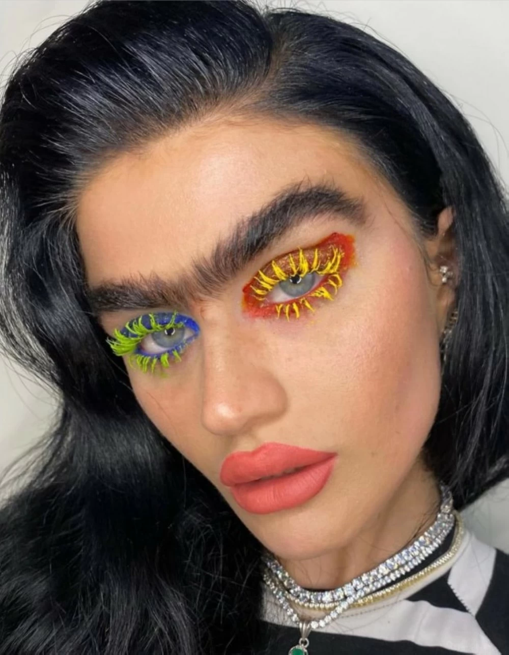 عارضة تهز الموضة بهويتها الجريئة… حاجبا سوفيا ظاهرة عالمية – أخبار السعودية عارضة تهز الموضة بهويتها الجريئة… حاجبا سوفيا ظاهرة عالمية – أخبار السعودية