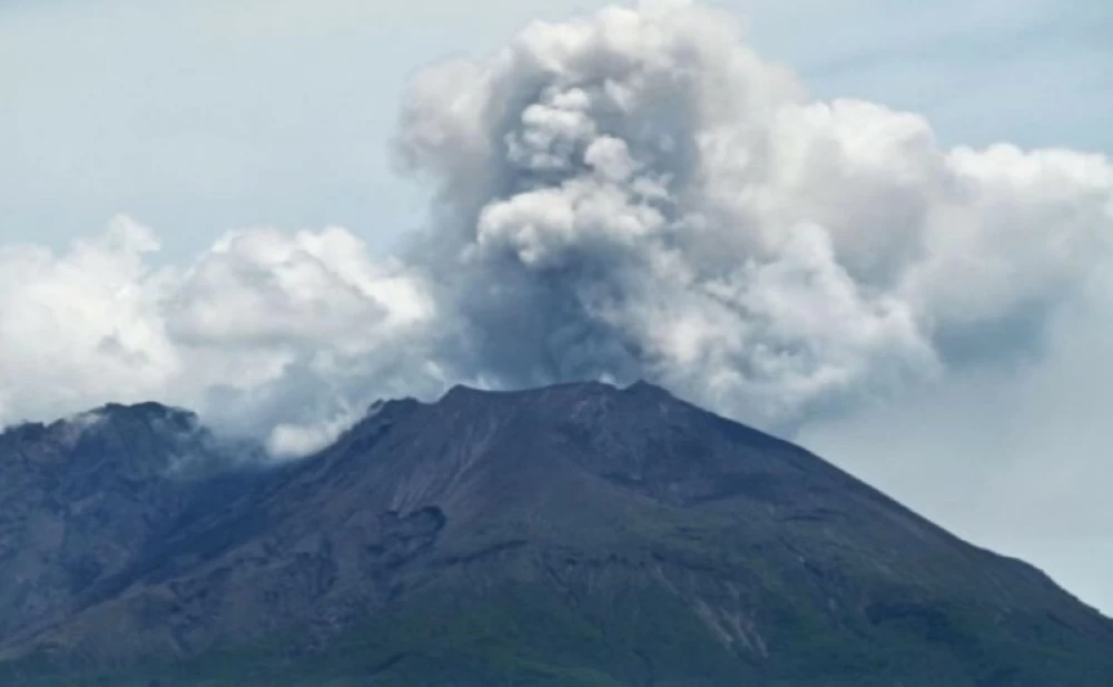 ثوران بركان ساكوراجيما جنوب غرب اليابان.