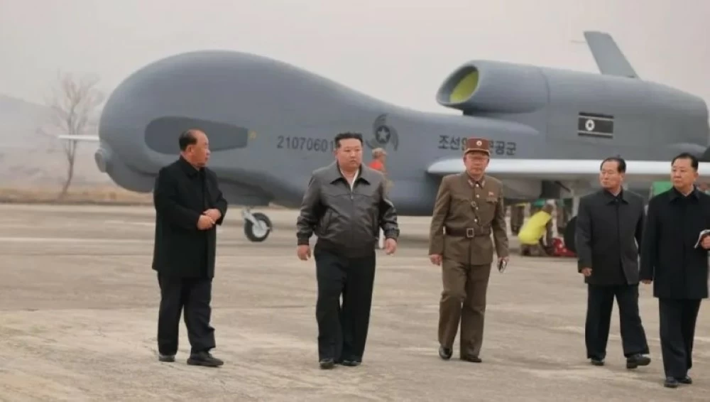 الزعيم الكوري الشمالي خلال إشرافه على مسيّرة مزودة بالذكاء الاصطناعي. (أرشيفية)
