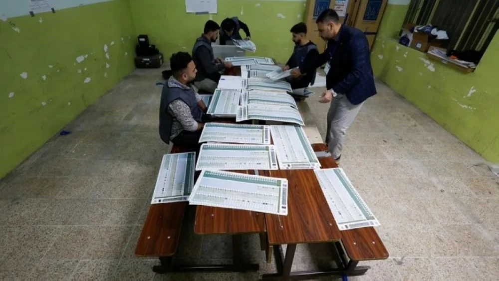 من فرز الأصوات في الانتخابات العراقية.
