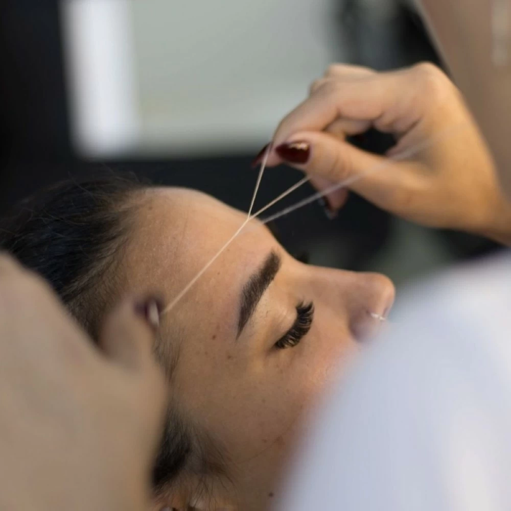 3 تقنيات لإزالة شعر الوجه لبشرة أنعم وإشراقة أوضح