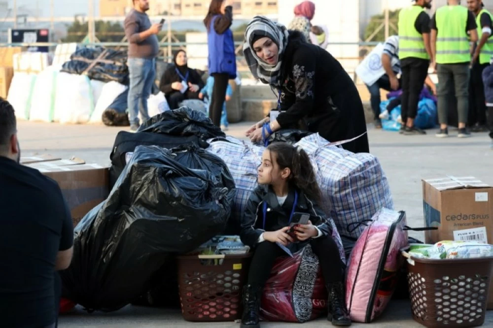 لاجئات سوريات في لبنان خلال الاستعداد للعودة إلى سورية .(إ ب أ)