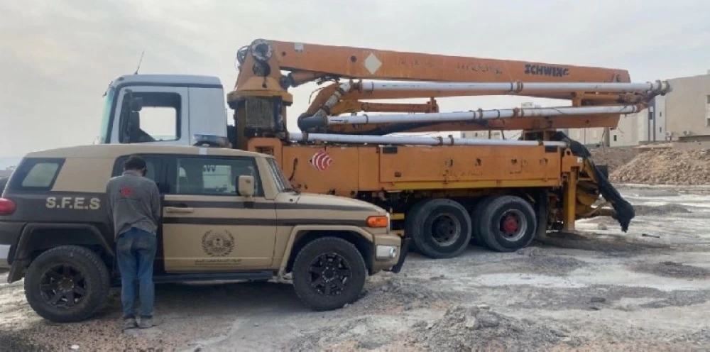 ضبط مقيم لتلويثه البيئة بتفريغ مواد خرسانية