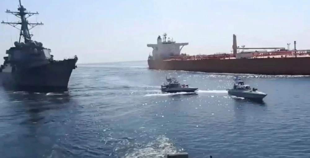 ناقلة النفط المحتجزة.