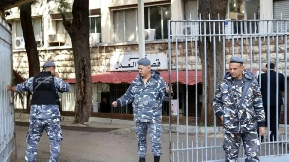 لبناني يتحرش ببناته.. ويعذبهن سنوات طويلة