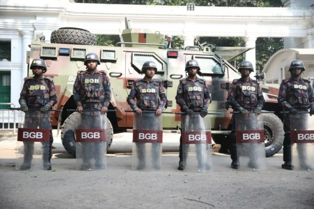 إجراءات أمنية في بنغلاديش قبيل الحكم على حسينة. (إ ب أ)