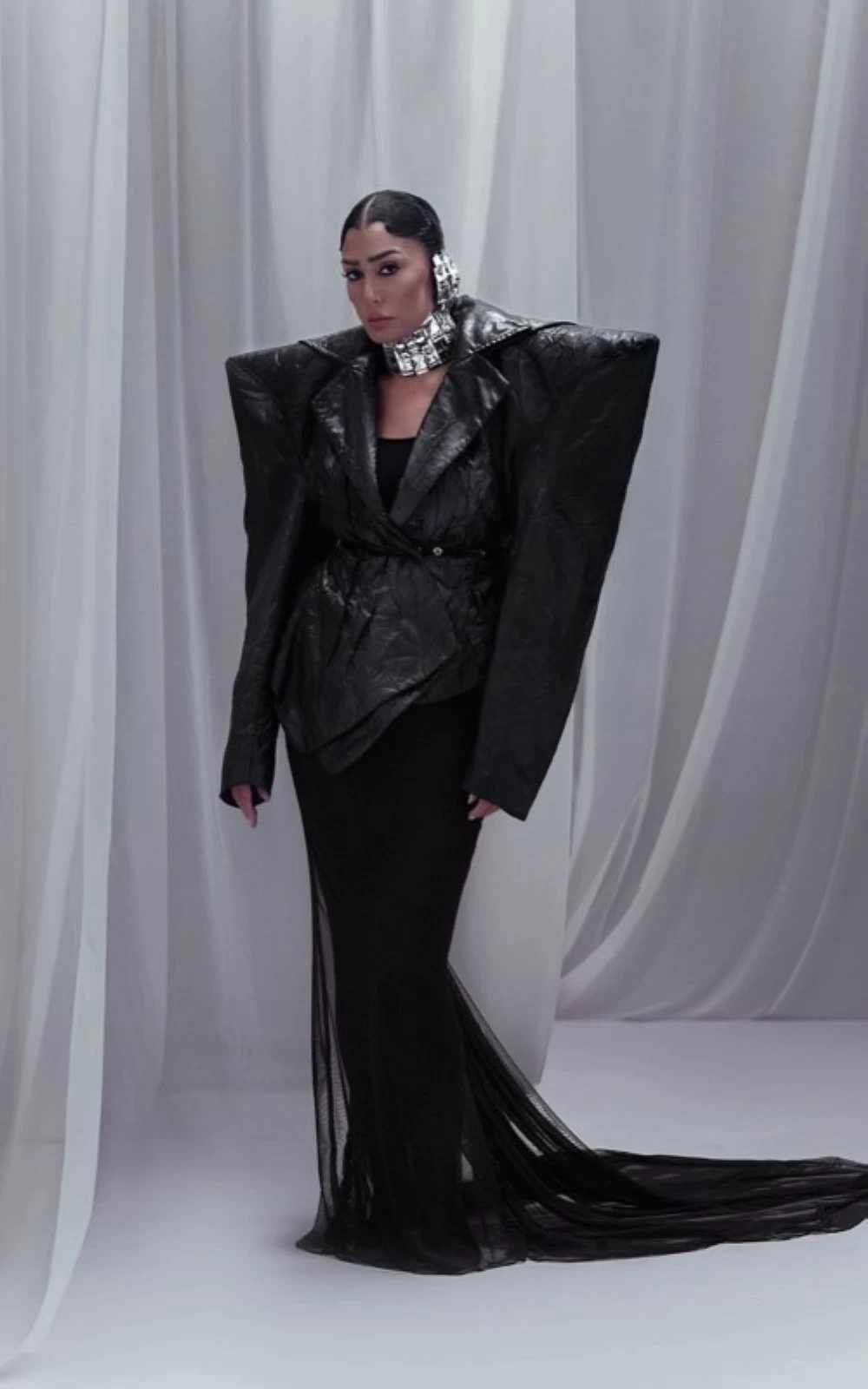 غادة عبدالرازق بإطلالة سوداء جريئة وغريبة