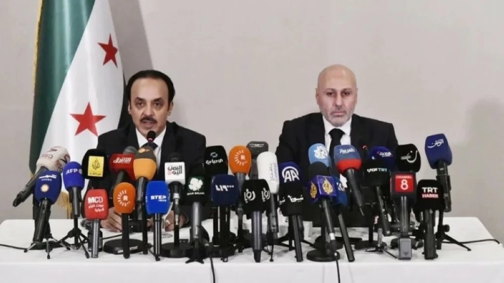 رئيس لجنة تقصي الحقائق القاضي جمعة العنزي والمحامي ياسر الفرحان خلال مؤتمر صحفي في دمشق. 