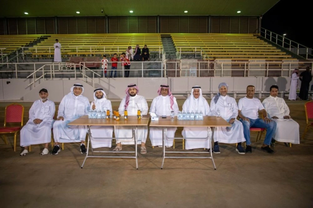 متابعة إدارة نادي الوحدة واللاعبين القدامى والجماهير لتدريبات الفريق الكروي الأول.