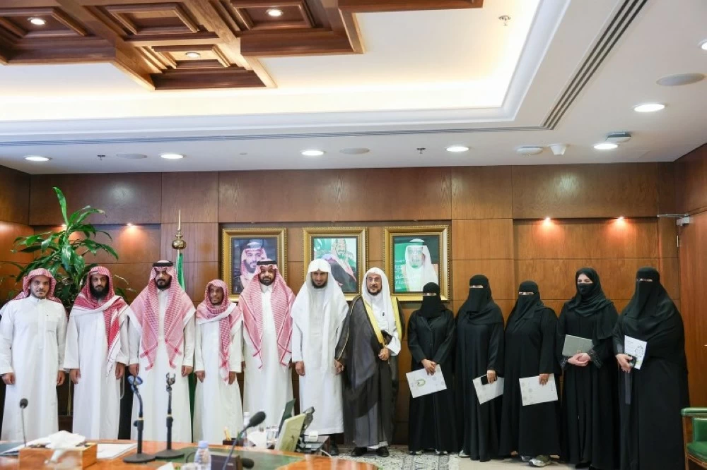 وزير الشؤون الإسلامية والدعوة والإرشاد الدكتور عبداللطيف بن عبدالعزيز آل الشيخ خلال توقيعه آخر 8 عقود للتوظيف