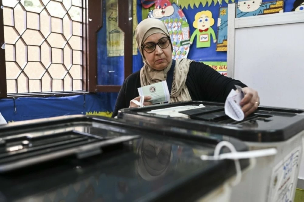 مصرية تدلي بصوتها في الانتخابات التشريعية (إ ب أ)