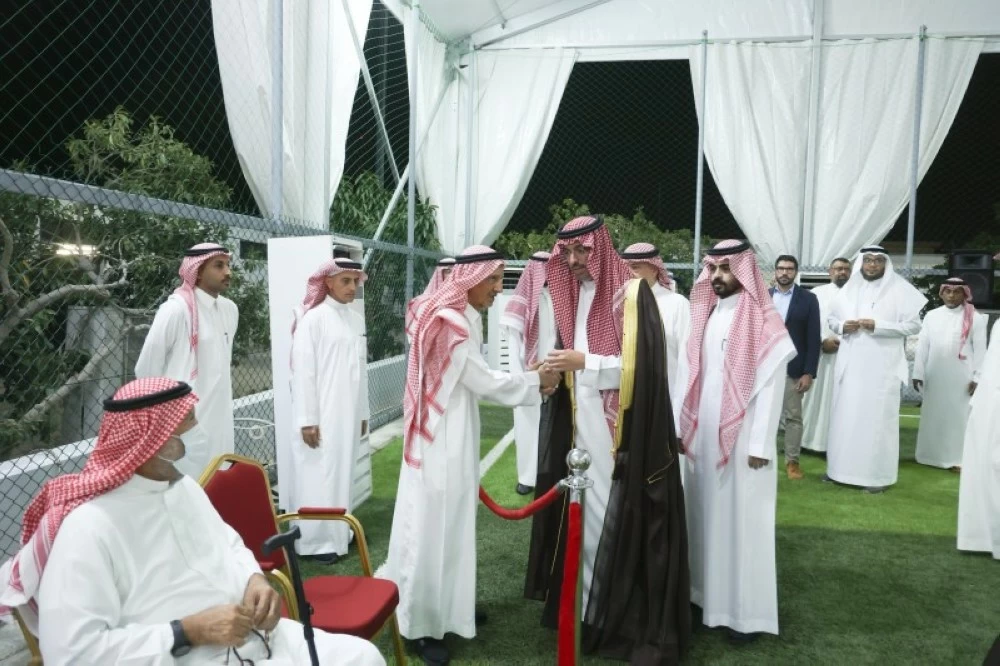 الأمير سعود بن جلوي معزياً بكر بن لادن. (تصوير: مديني عسيري)