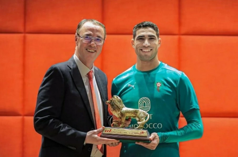 حكيمي يتوّج بجائزة الأسد الذهبي لأفضل لاعب أفريقي