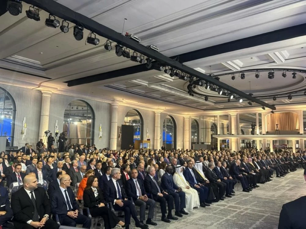  المشاركون في مؤتمر 'بيروت تنهض من جديد'.(عكاظ)