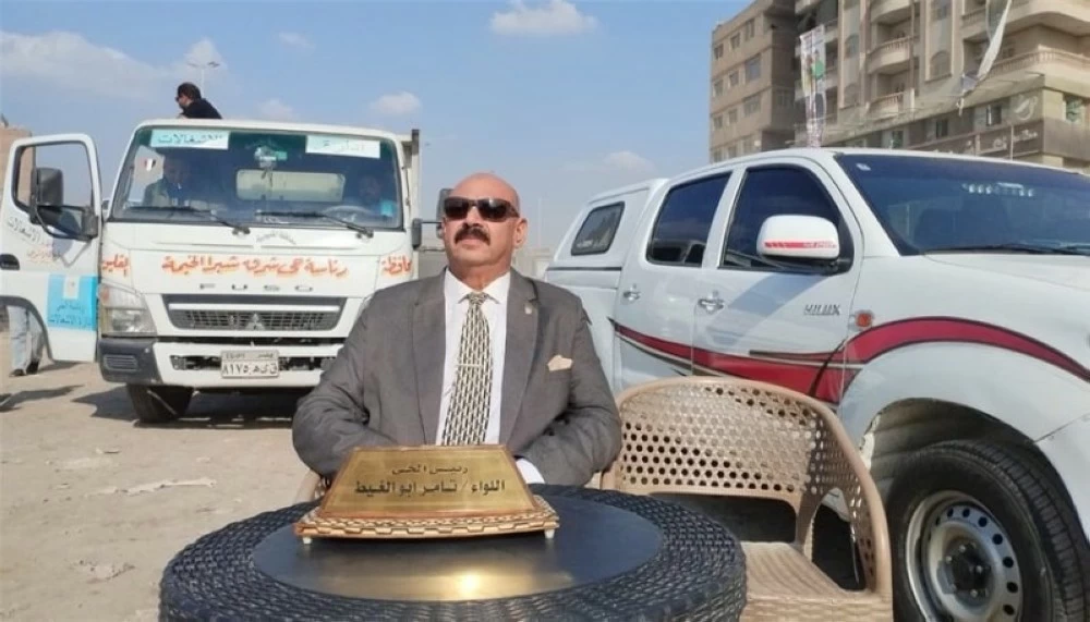 مسؤول مصري ينقل مكتبه إلى الشارع.
