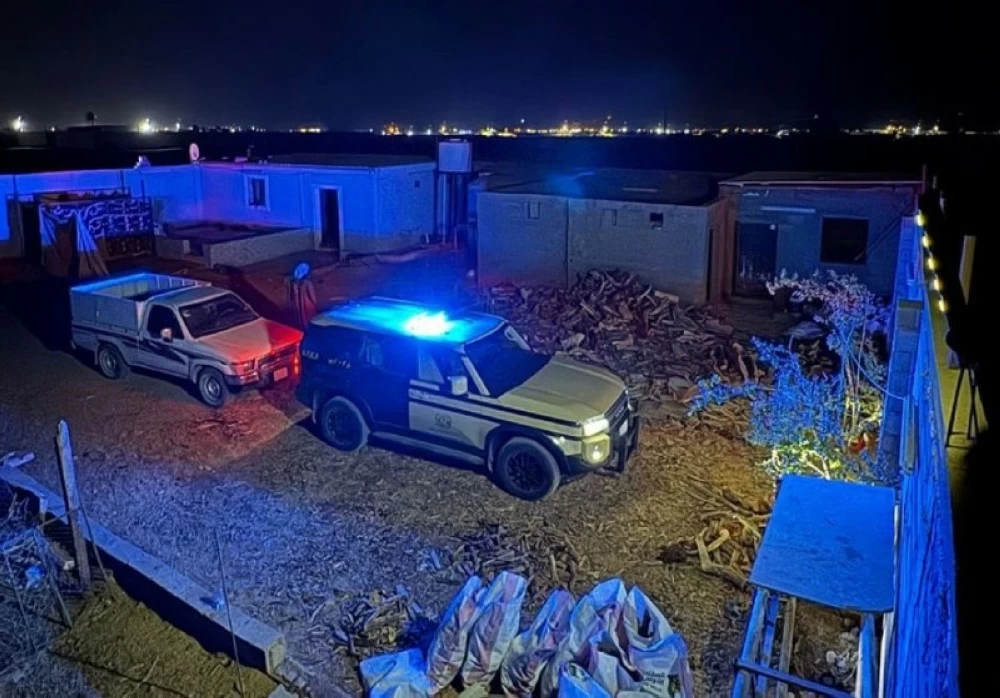 ضبط مخالف لتخزينه حطباً محلياً واستخدامه في أنشطة تجارية