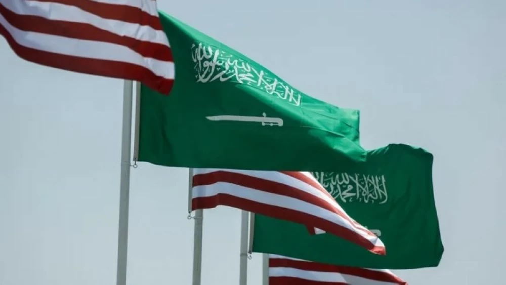 العلمان السعودي والأمريكي.