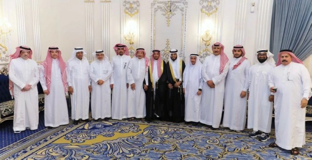 العريس يتوسط أقاربه في الحفل. 