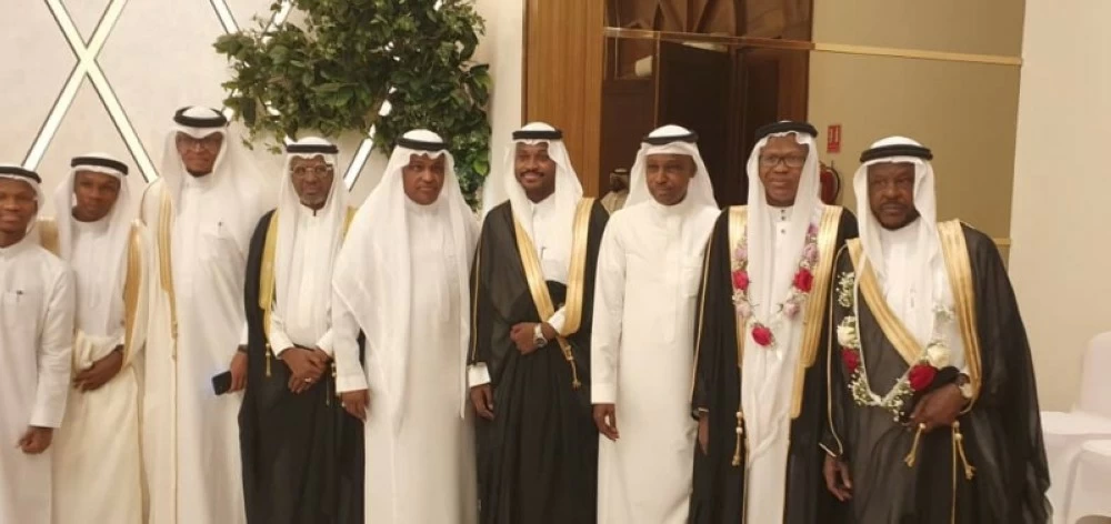 العريس بين أقاربه في الحفل. 