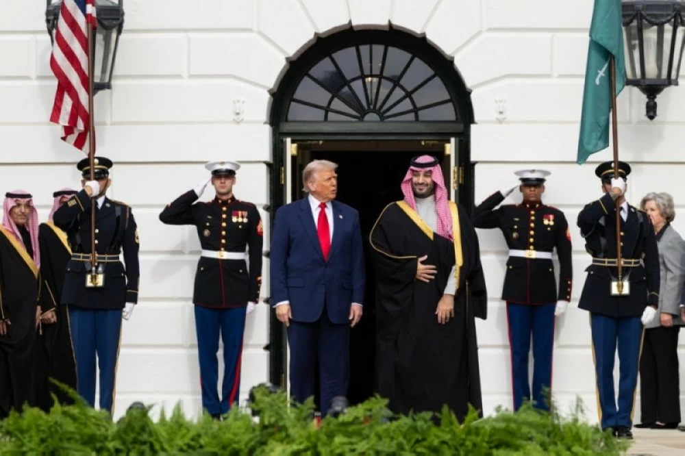 استقبال وحفاوة بولي العهد. (إ ب أ)