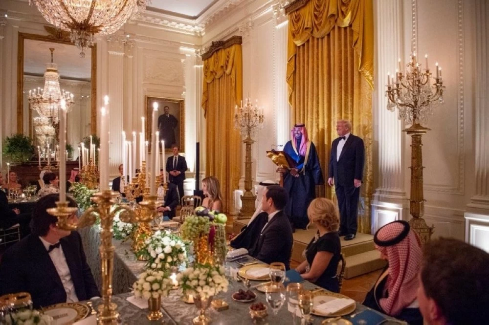 ولي العهد يشرف حفل العشاء المقام في البيت الأبيض