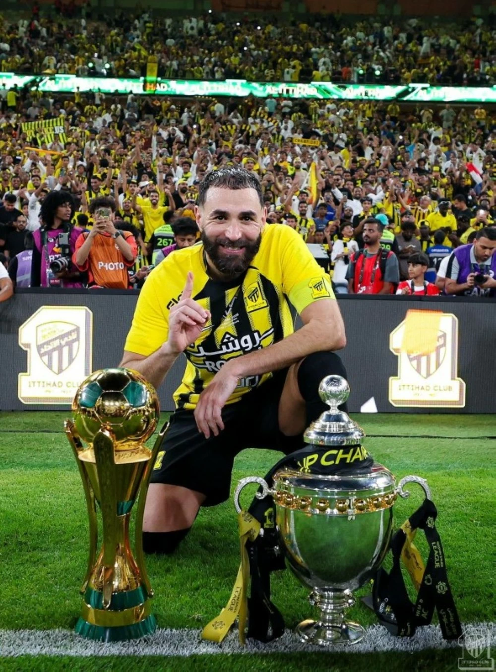 قائد فريق الاتحاد كريم بنزيما مع بطولتي الدوري والكاس