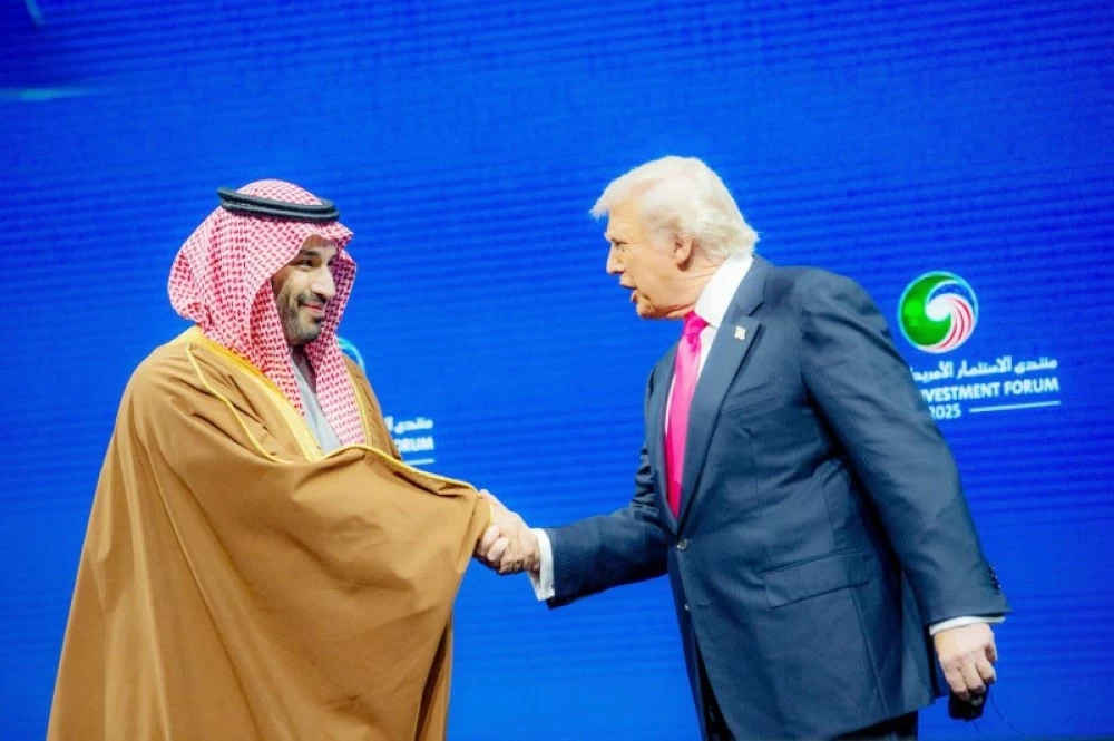 
ولي العهد والرئيس الأمريكي يتصافحان خلال مشاركتهما في أعمال منتدى الاستثمار السعودي الأمريكي. (واس) 