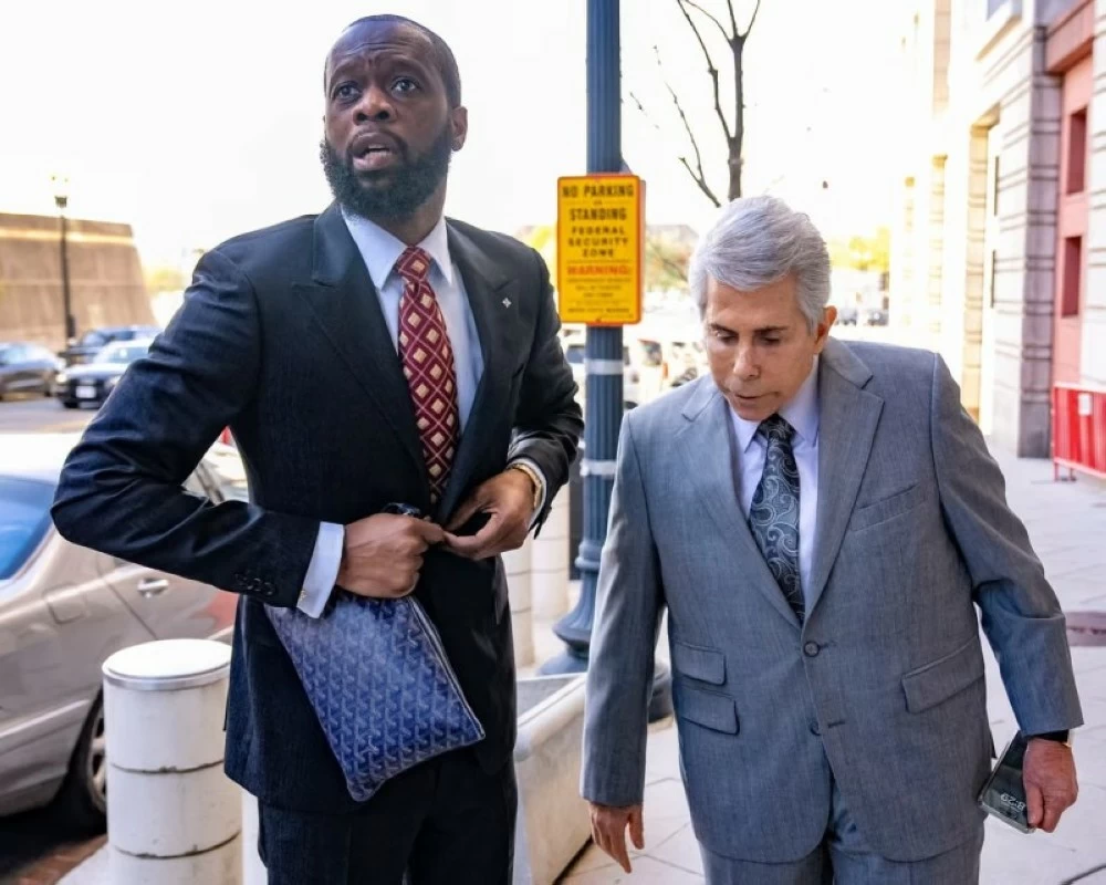 مغني الراب الأمريكي براس ميشيل مع محاميه ديفيد كينر