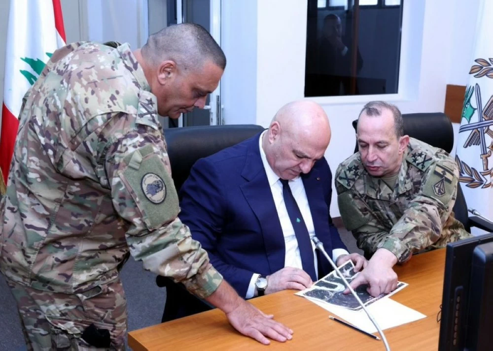  عون يطلع على خرائط وصور تُظهر المساحات التي تجاوزت فيها إسرائيل الخط الأزرق.(عكاظ)