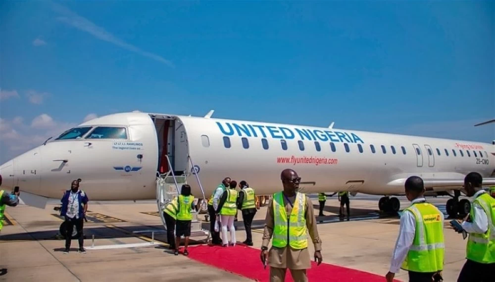 عراك «مشاهير السوشيال ميديا» يحوّل طائرة إلى حلبة ملاكمة