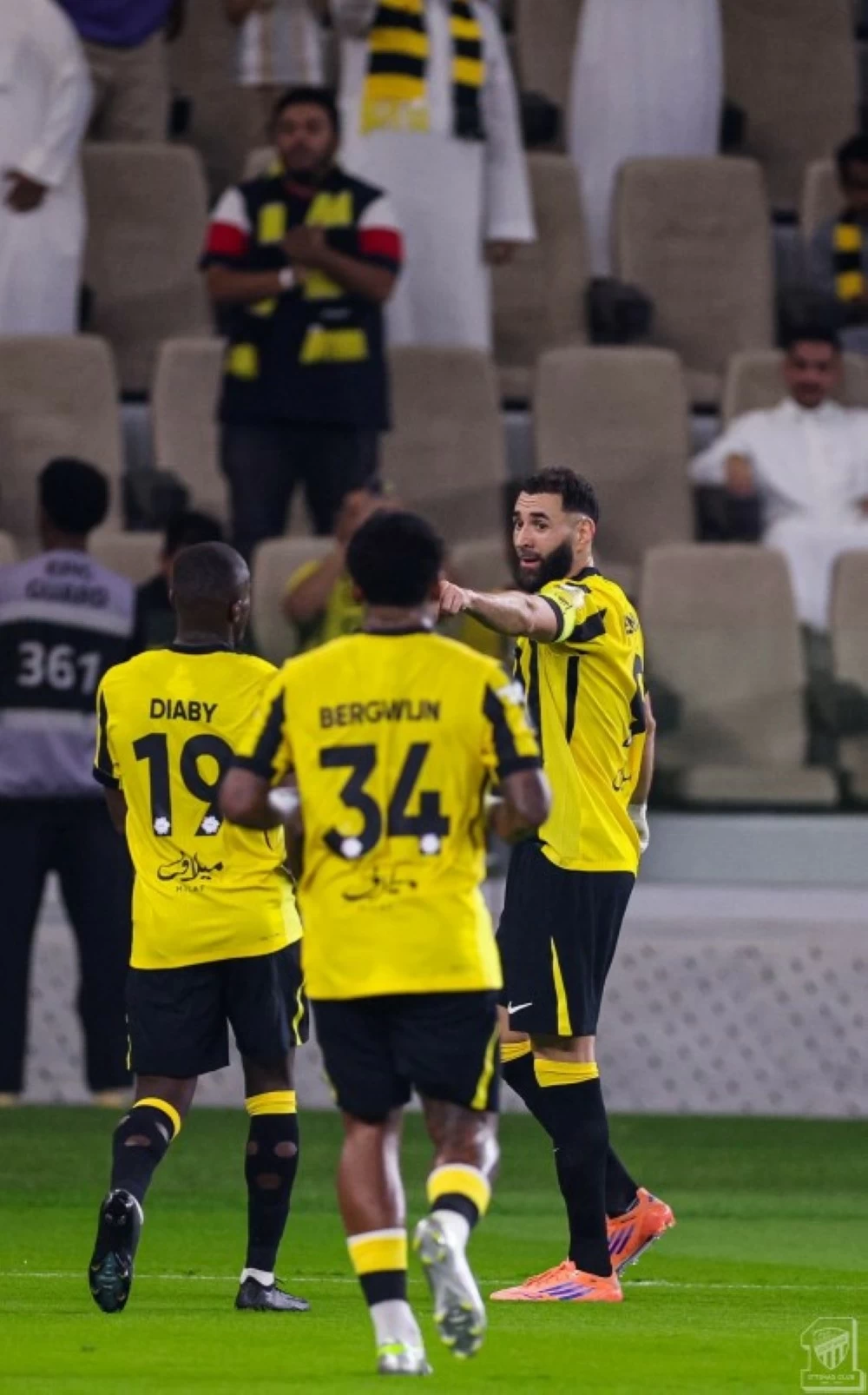 احتفال بنزيما بهدفه أمام الرياض.