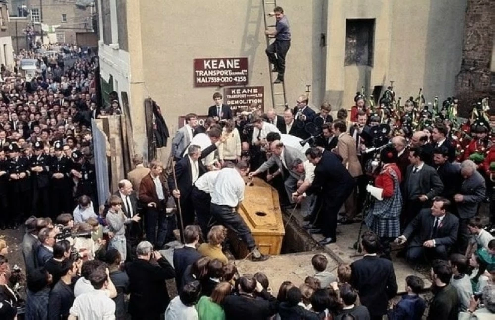 رجل يدفن نفسه حيّاً 61 يوماً.. تجربة لا تُصدق!