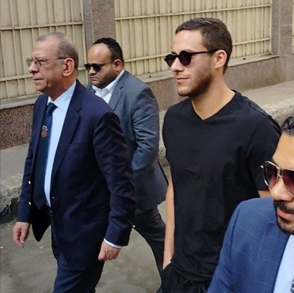رمضان صبحي ومحاميه فور وصولهم المحكمة.