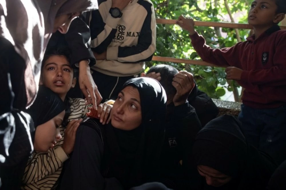  فلسطينيون يبكون أقاربهم في مستشفى ناصر بخان يونس، جنوب قطاع غزة (إ ب أ)