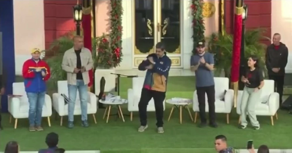 مادورو يرد على ترمب برقصة «لا للحرب» وسط مؤيديه في كراكاس