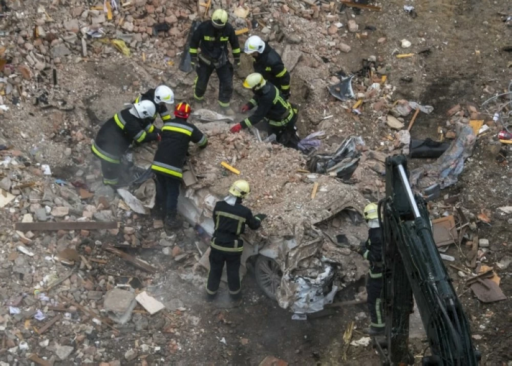  رجال إنقاذ أوكرانيون في موقع غارة روسية على مبنى سكني في تيرنوبل غرب البلاد.(إ ب أ)