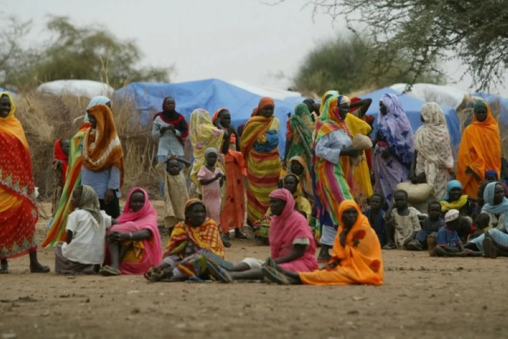  سودانيات نازحات في مخيم زمزم للاجئين قرب مدينة الفاشر في دارفور. (إ ب أ)