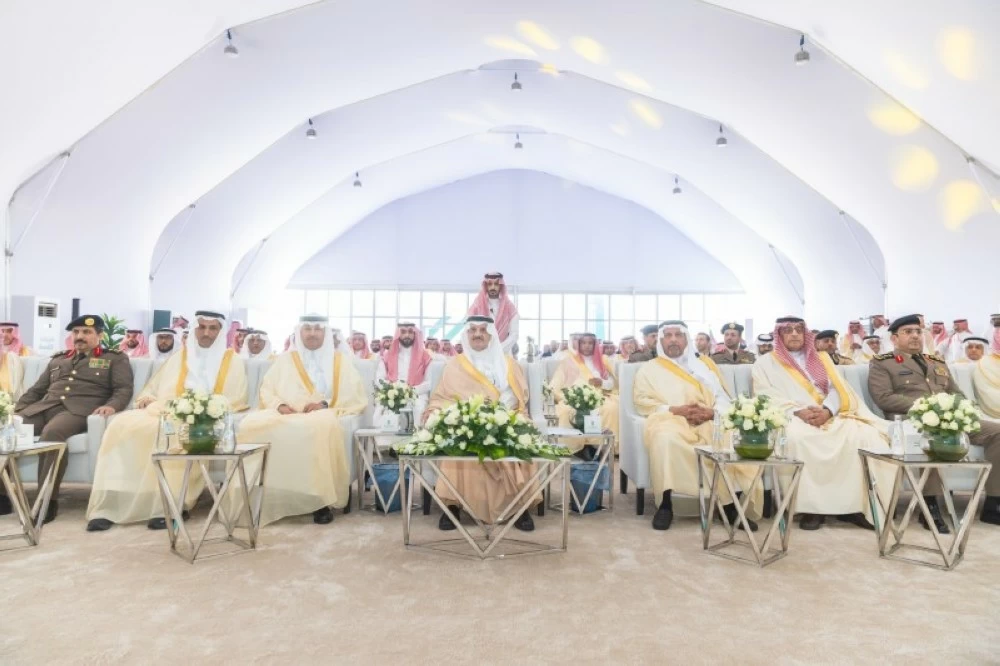 أمير المنطقة الشرقية يُدشن الجسر البحري الرابط بين صفوى ورأس تنورة