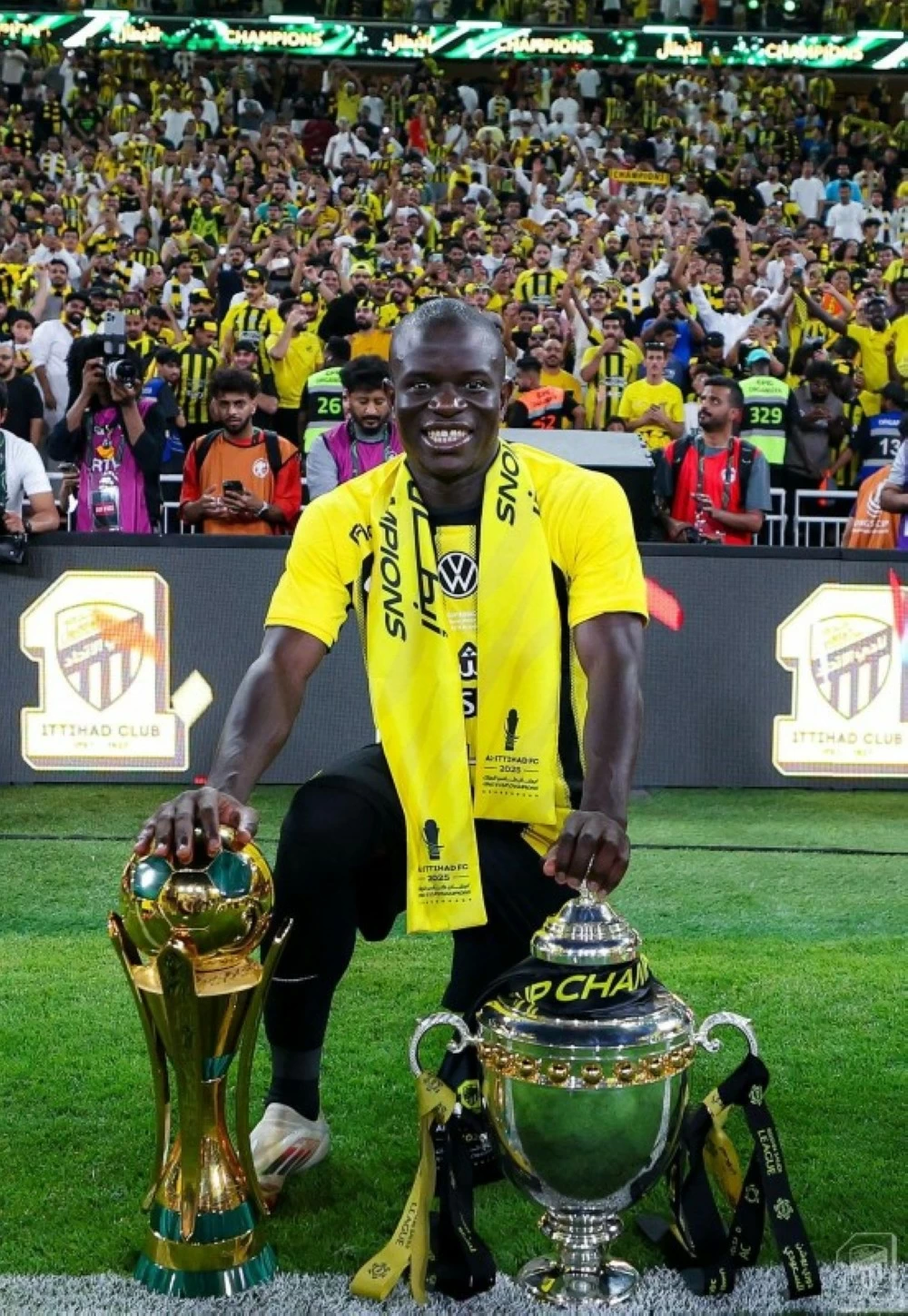 النجم الاتحادي كانتي مع كأسي الملك ودوري روشن.