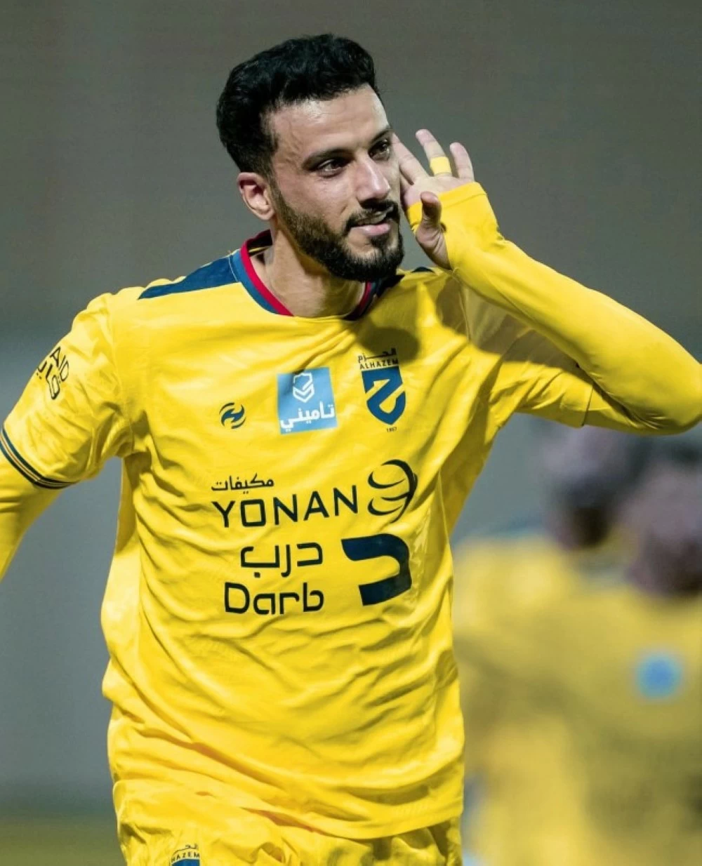 مهاجم فريق الحزم عمر السومة محتفلا بالهدف الثاني لفريقه في شباك الخلود