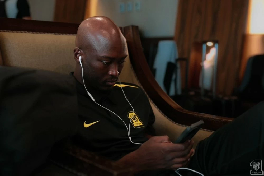 مدافع الاتحاد دانيلو بيريرا يعود مع فريقه أمام الدحيل القطري.