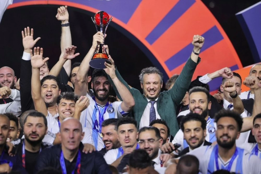 فريق بيراميدز بطل كأس إنتركونتيننتال.