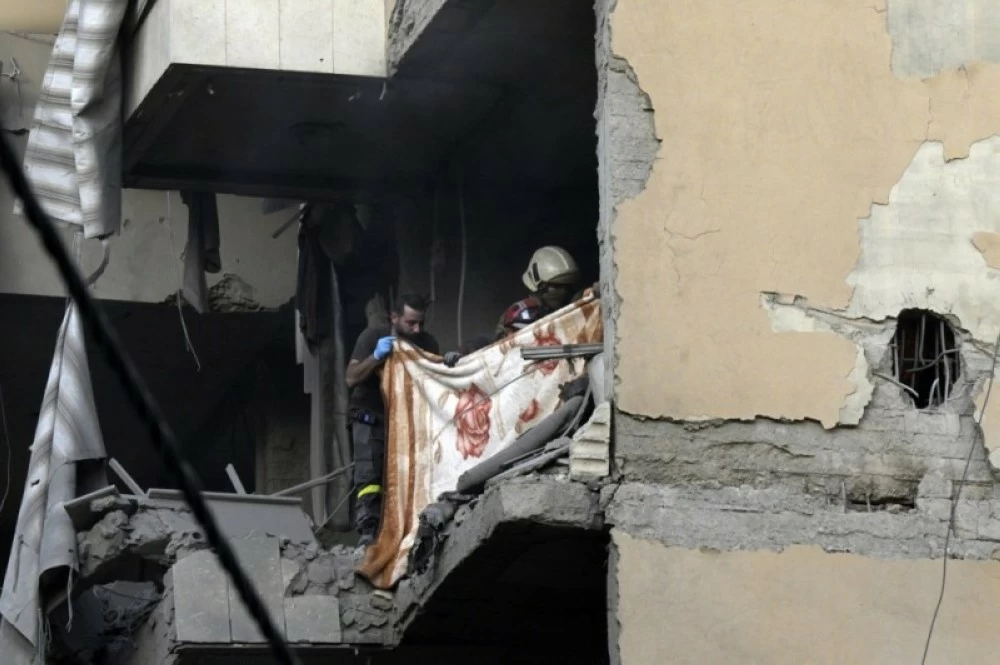 القصف الاسرائيلي على منزل في حارةى حريك في بيروت (إ ب أ)