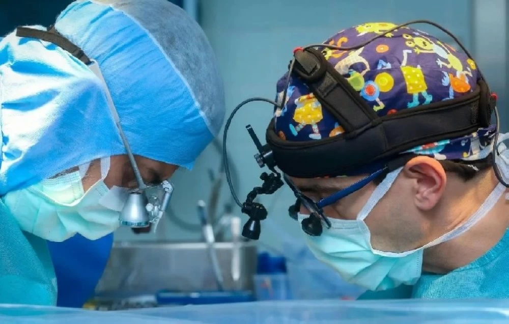 «التخصصي» ينجح في زراعة أصغر جهاز منظم لضربات القلب لمولودة تزن كيلوغرامين