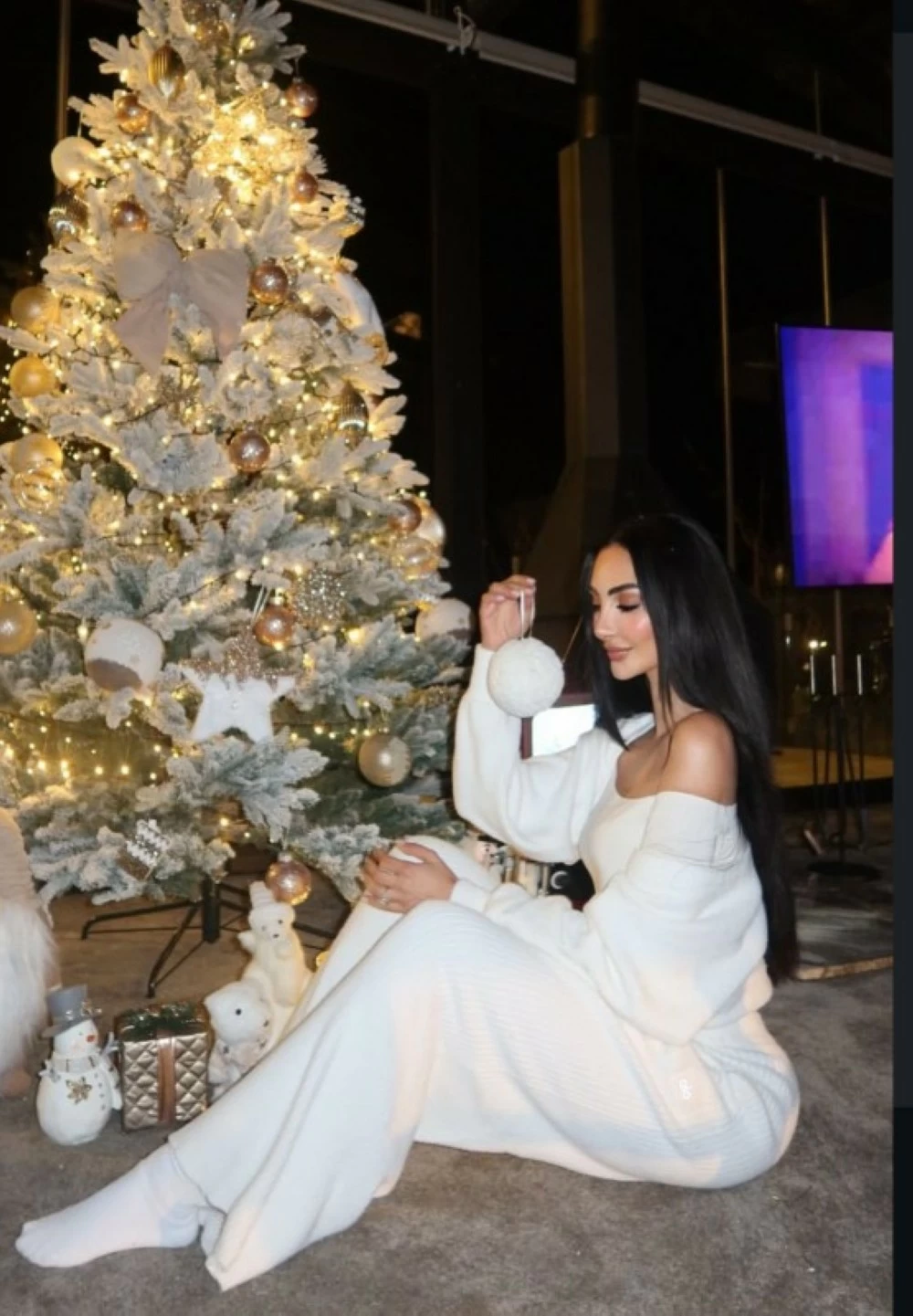 إطلالة لنور الغندور بجانب شجرة الميلاد