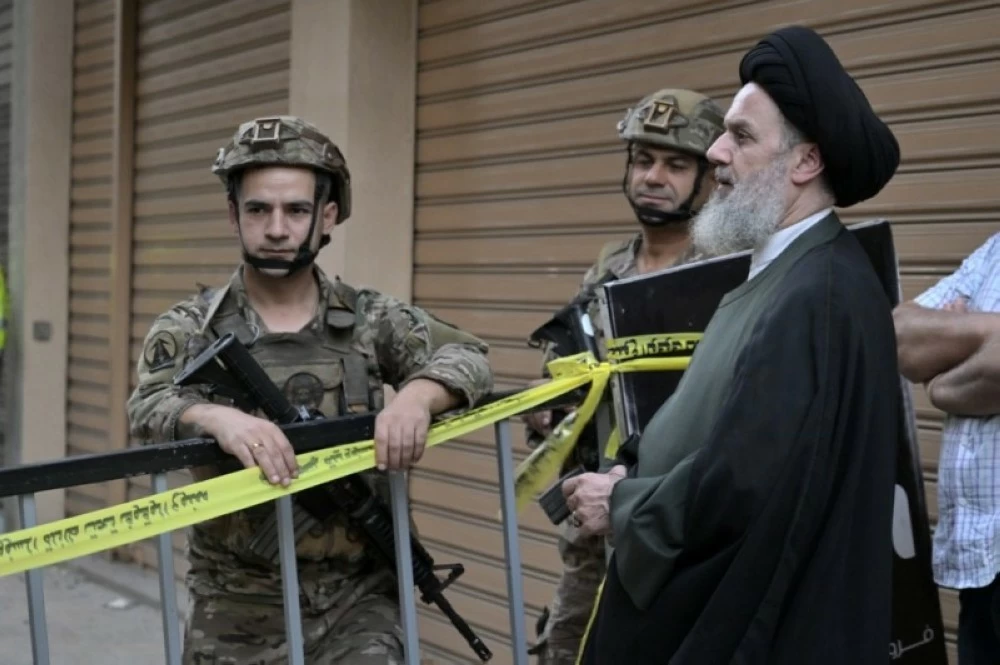 جنود من الجيش اللبناني قرب موقع غارة إسرائيلية على الضاحية الجنوبية لبيروت.( إ ب أ) 