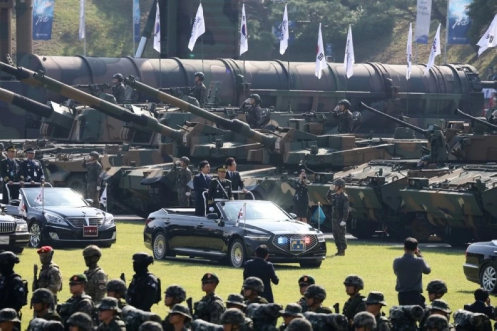 الرئيس الكوري الجنوبي لي جاي ميونج ووزير الدفاع آن جيو باك خلال عرض عسكري. (إ ب أ)