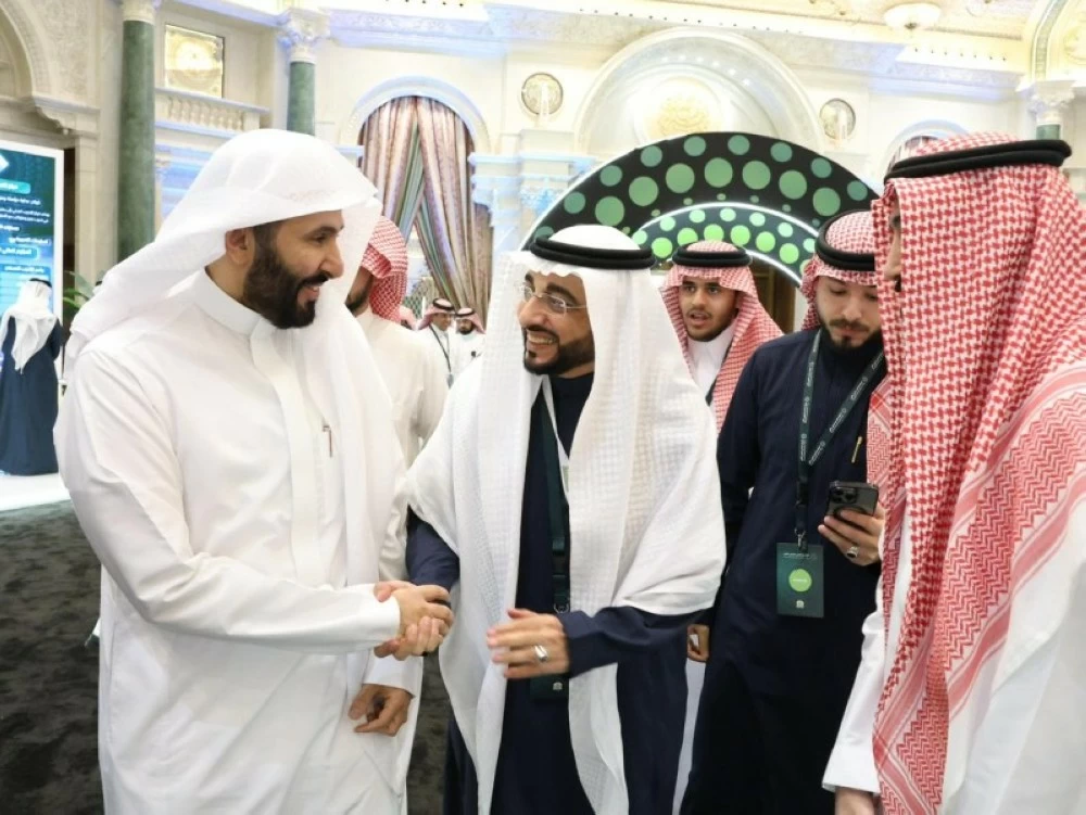 «سيلفي» وزير العدل.. ذكرى الصورة للمشاركين والزوار في المؤتمر العدلي الدولي الثاني