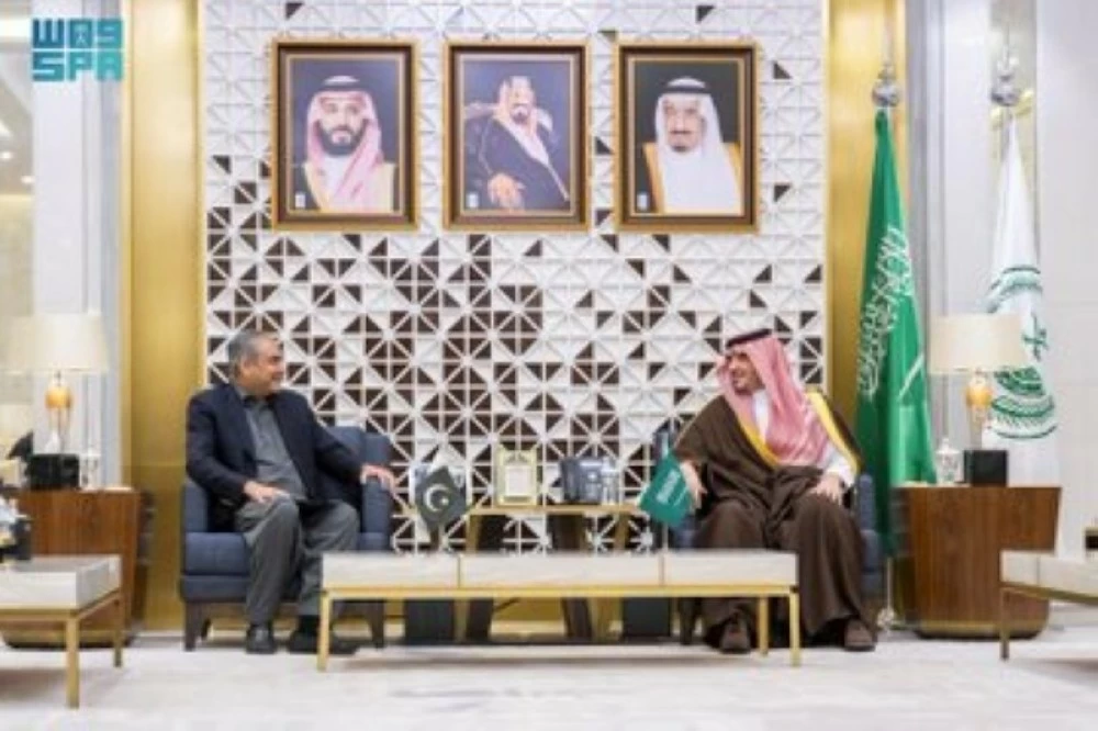 عبد العزيز بن سعود يبحث تعزيز مسارات التعاون الأمني مع وزير داخلية باكستان