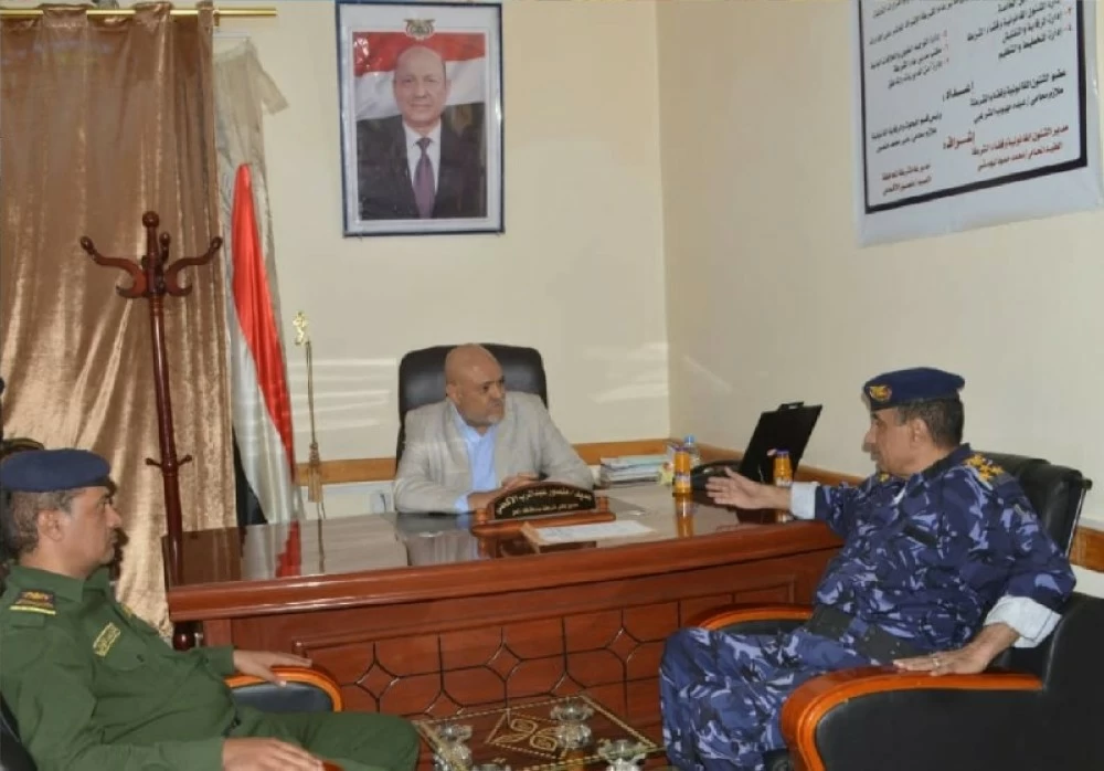محافظ تعز وقياداته الأمنية.